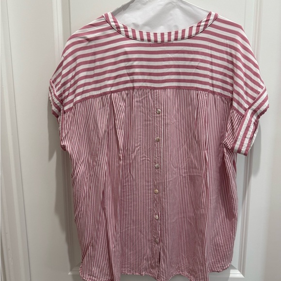 Red and White Boxy Blouse with Cuffed Sleeves - Picture 2 of 3